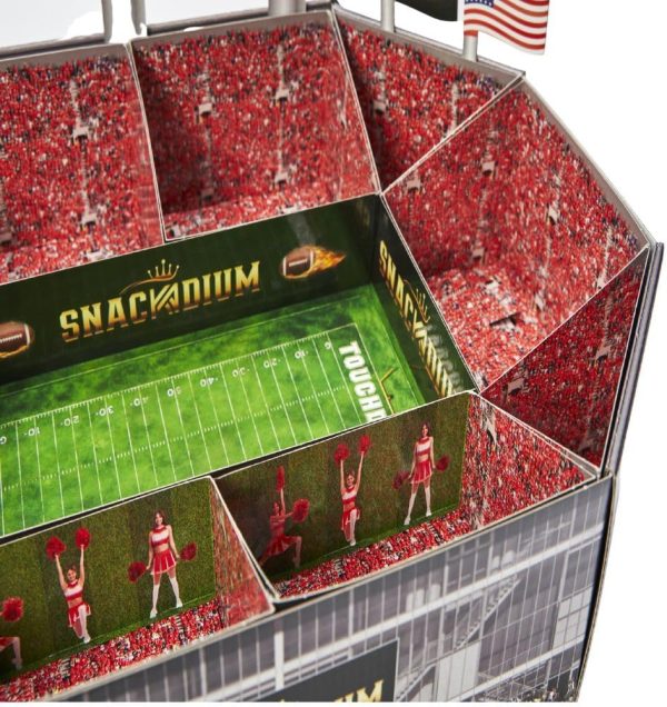 SNACKADIUM PRO - XXL SNACKSTADION für American Football Fans, AUFGEBAUT - Ready für Dein Gameday,Geschenk zum Super Bowl, Geburtstag, Snackstadium passend zur NFL (Teamfarbe Rot) 4